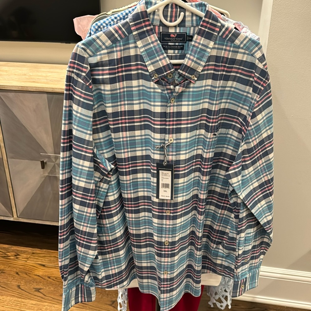 NWT Vineyard Vine 🐳 button down. Great for the Holidays!!!!